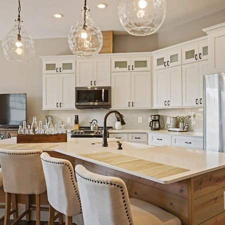 Beautiful Downtown Condo - Balcony - Amazing City Views - Loaded Kitchen - Stainless Steel Appliances - Board Games & More Blue Ridge Bagian luar foto