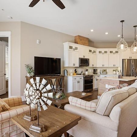 Beautiful Downtown Condo - Balcony - Amazing City Views - Loaded Kitchen - Stainless Steel Appliances - Board Games & More Blue Ridge Bagian luar foto
