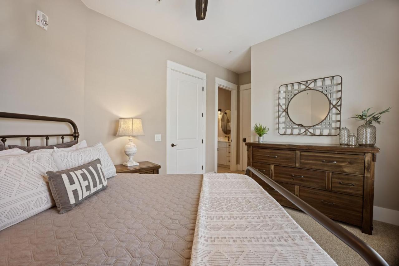 Beautiful Downtown Condo - Balcony - Amazing City Views - Loaded Kitchen - Stainless Steel Appliances - Board Games & More Blue Ridge Bagian luar foto