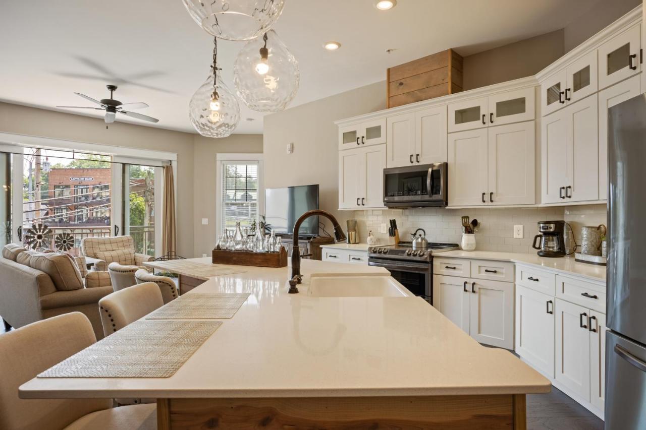Beautiful Downtown Condo - Balcony - Amazing City Views - Loaded Kitchen - Stainless Steel Appliances - Board Games & More Blue Ridge Bagian luar foto