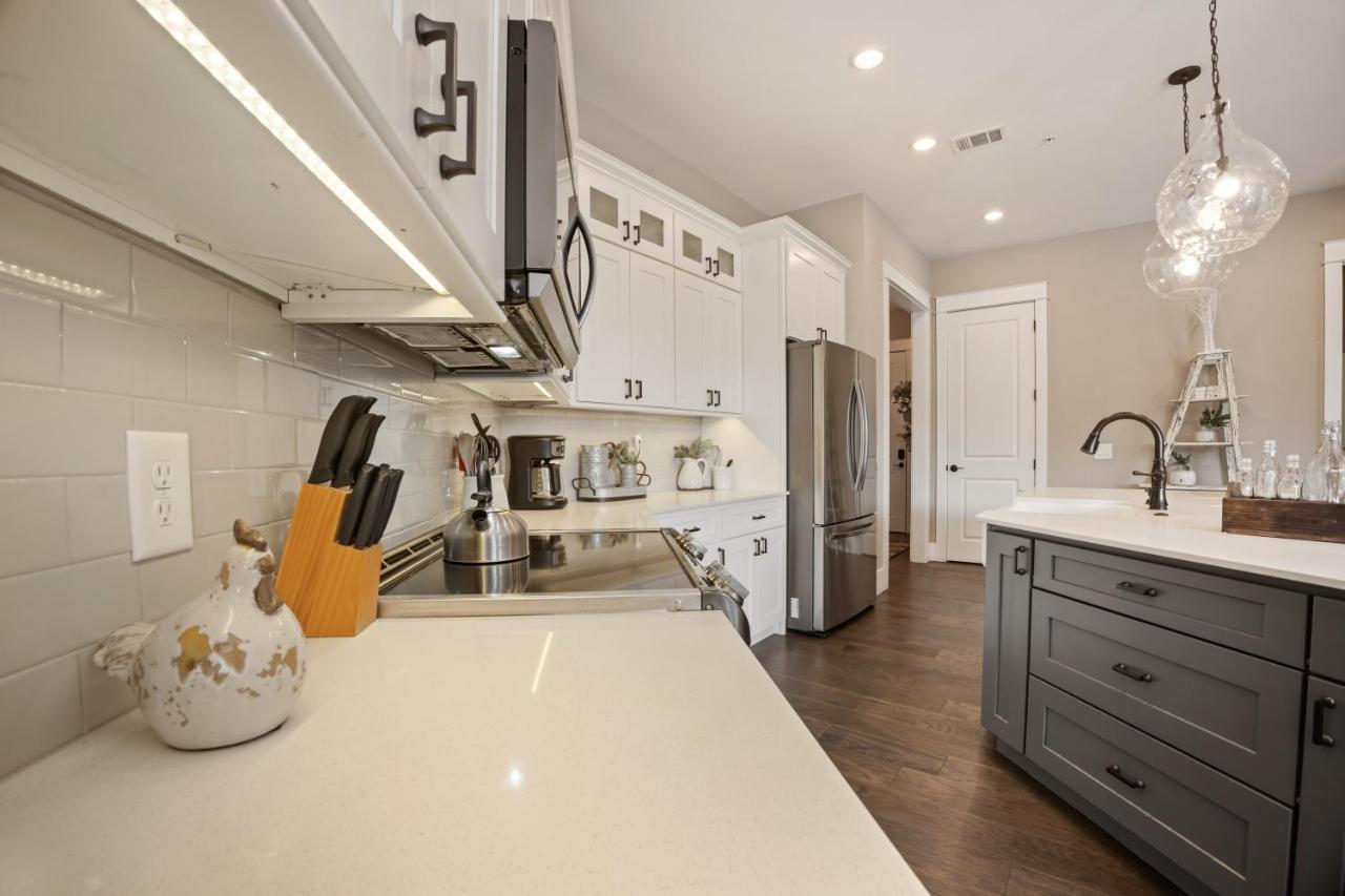 Beautiful Downtown Condo - Balcony - Amazing City Views - Loaded Kitchen - Stainless Steel Appliances - Board Games & More Blue Ridge Bagian luar foto
