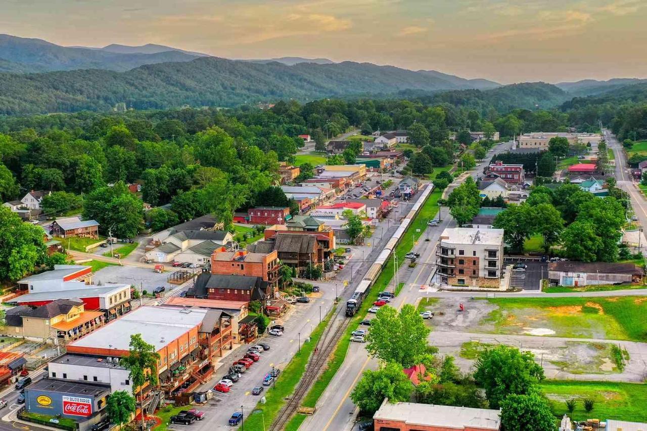 Beautiful Downtown Condo - Balcony - Amazing City Views - Loaded Kitchen - Stainless Steel Appliances - Board Games & More Blue Ridge Bagian luar foto