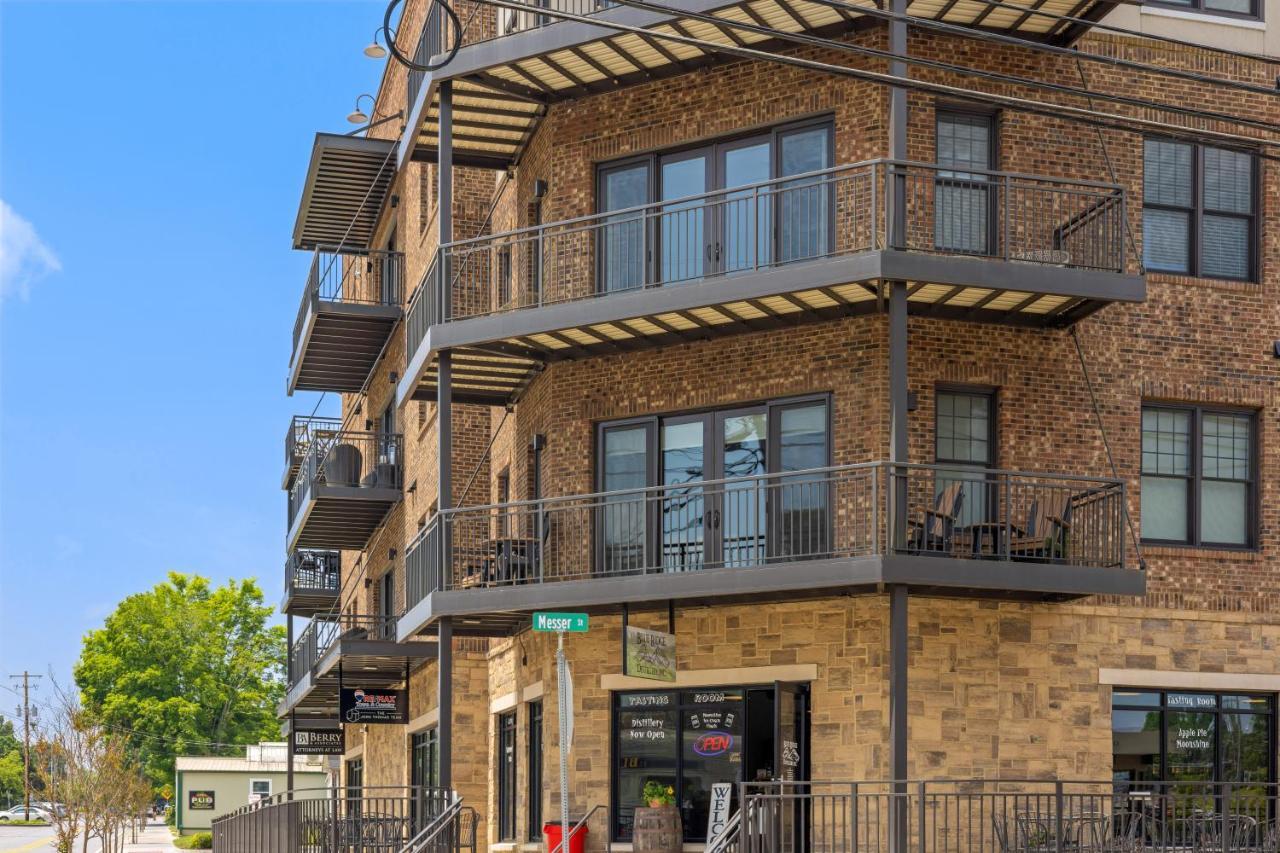 Beautiful Downtown Condo - Balcony - Amazing City Views - Loaded Kitchen - Stainless Steel Appliances - Board Games & More Blue Ridge Bagian luar foto