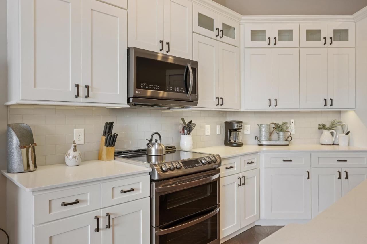 Beautiful Downtown Condo - Balcony - Amazing City Views - Loaded Kitchen - Stainless Steel Appliances - Board Games & More Blue Ridge Bagian luar foto