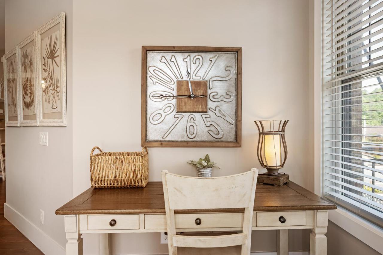 Beautiful Downtown Condo - Balcony - Amazing City Views - Loaded Kitchen - Stainless Steel Appliances - Board Games & More Blue Ridge Bagian luar foto