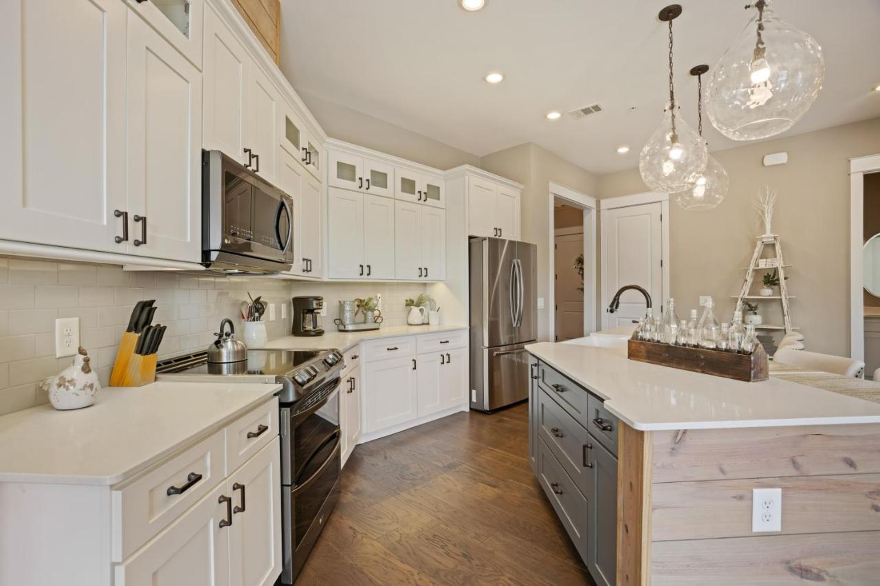 Beautiful Downtown Condo - Balcony - Amazing City Views - Loaded Kitchen - Stainless Steel Appliances - Board Games & More Blue Ridge Bagian luar foto