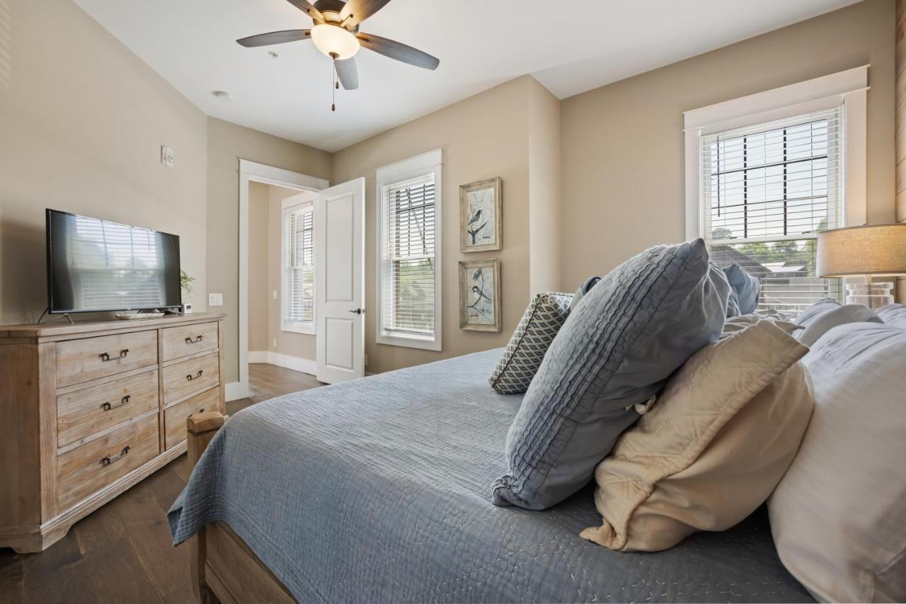 Beautiful Downtown Condo - Balcony - Amazing City Views - Loaded Kitchen - Stainless Steel Appliances - Board Games & More Blue Ridge Bagian luar foto