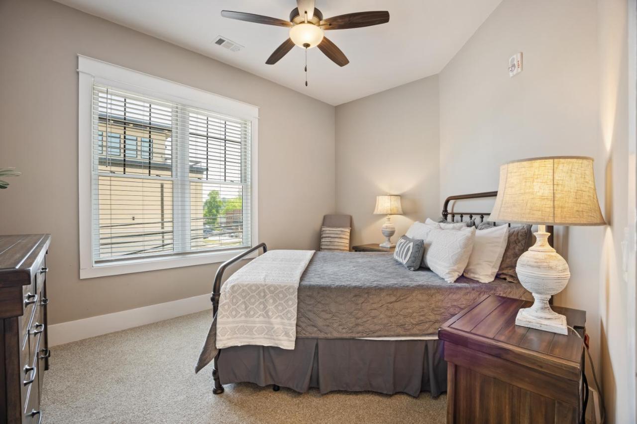 Beautiful Downtown Condo - Balcony - Amazing City Views - Loaded Kitchen - Stainless Steel Appliances - Board Games & More Blue Ridge Bagian luar foto