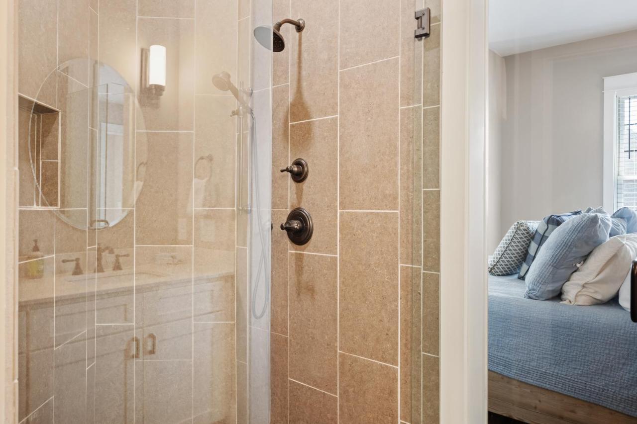 Beautiful Downtown Condo - Balcony - Amazing City Views - Loaded Kitchen - Stainless Steel Appliances - Board Games & More Blue Ridge Bagian luar foto