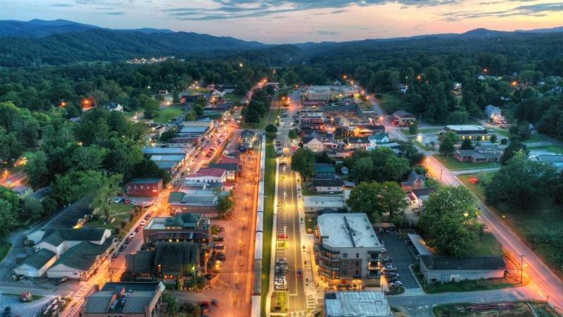 Beautiful Downtown Condo - Balcony - Amazing City Views - Loaded Kitchen - Stainless Steel Appliances - Board Games & More Blue Ridge Bagian luar foto