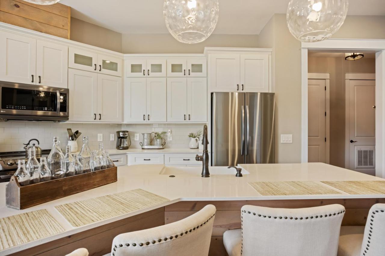 Beautiful Downtown Condo - Balcony - Amazing City Views - Loaded Kitchen - Stainless Steel Appliances - Board Games & More Blue Ridge Bagian luar foto