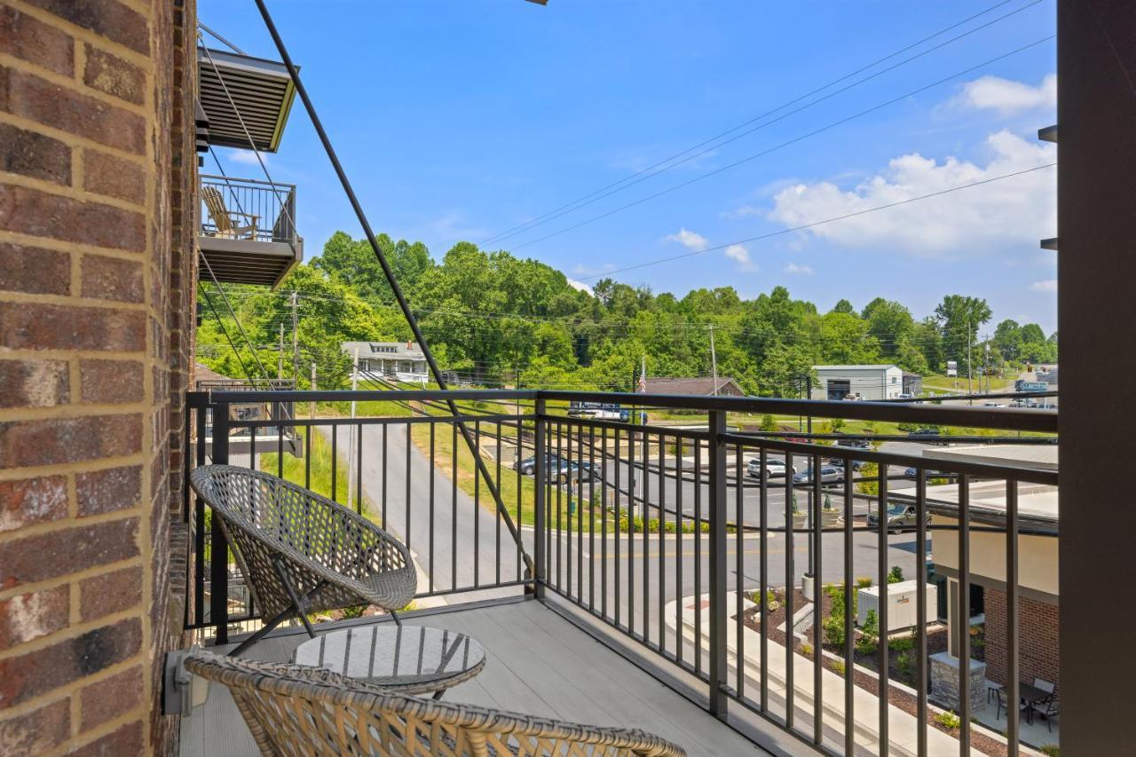 Beautiful Downtown Condo - Balcony - Amazing City Views - Loaded Kitchen - Stainless Steel Appliances - Board Games & More Blue Ridge Bagian luar foto