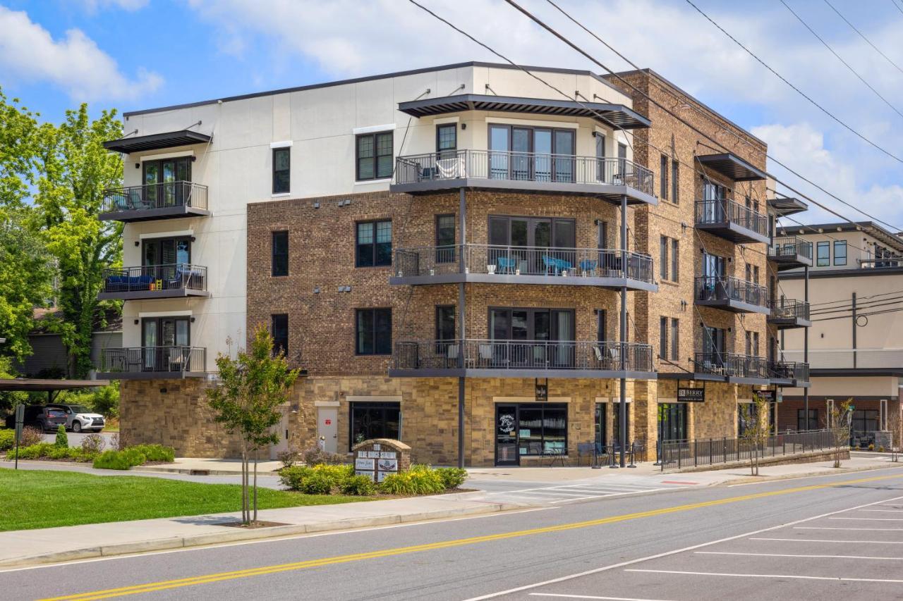 Beautiful Downtown Condo - Balcony - Amazing City Views - Loaded Kitchen - Stainless Steel Appliances - Board Games & More Blue Ridge Bagian luar foto