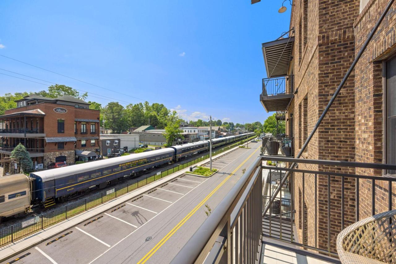 Beautiful Downtown Condo - Balcony - Amazing City Views - Loaded Kitchen - Stainless Steel Appliances - Board Games & More Blue Ridge Bagian luar foto