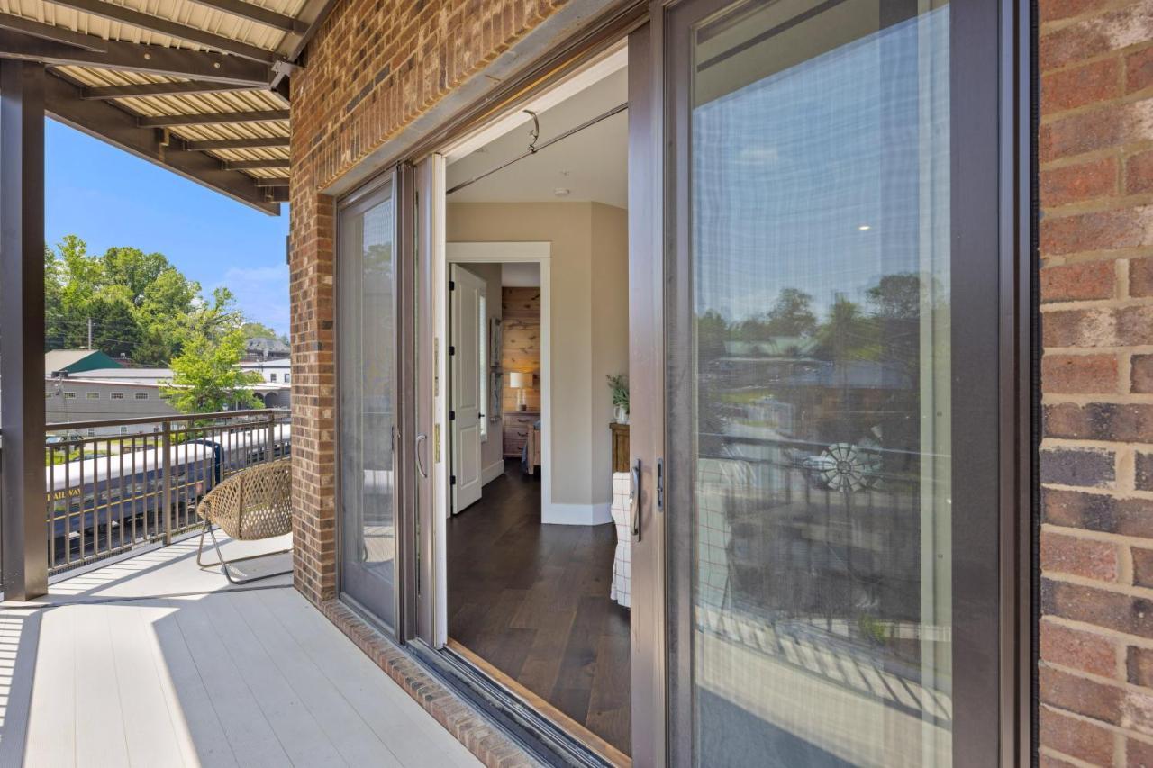Beautiful Downtown Condo - Balcony - Amazing City Views - Loaded Kitchen - Stainless Steel Appliances - Board Games & More Blue Ridge Bagian luar foto