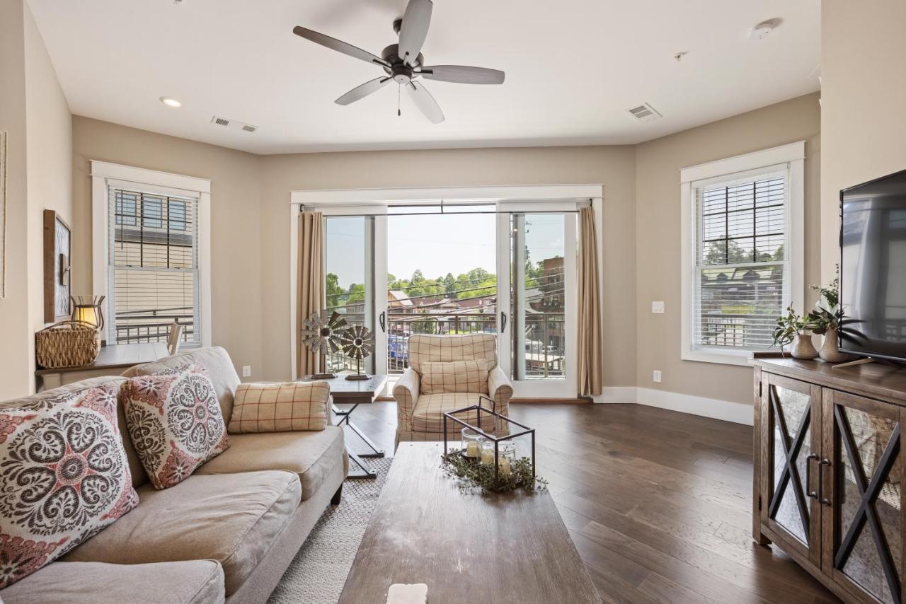 Beautiful Downtown Condo - Balcony - Amazing City Views - Loaded Kitchen - Stainless Steel Appliances - Board Games & More Blue Ridge Bagian luar foto