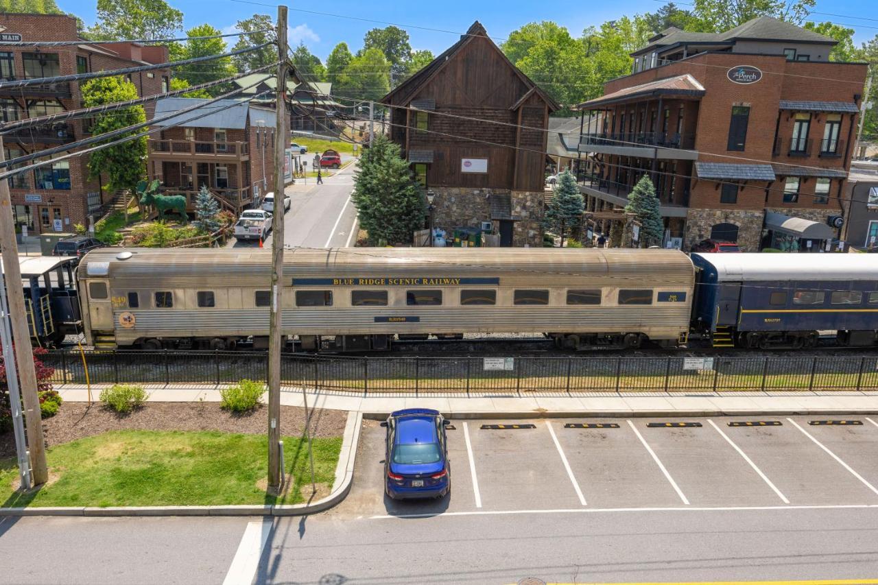 Beautiful Downtown Condo - Balcony - Amazing City Views - Loaded Kitchen - Stainless Steel Appliances - Board Games & More Blue Ridge Bagian luar foto